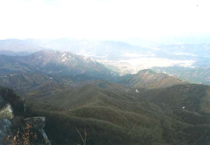 기백산 정상에서 바라본 거창의 금원산 군립공원