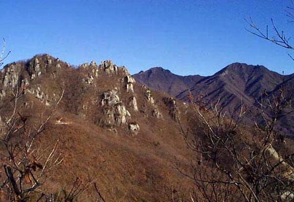 할미봉과 남덕유산의 모습